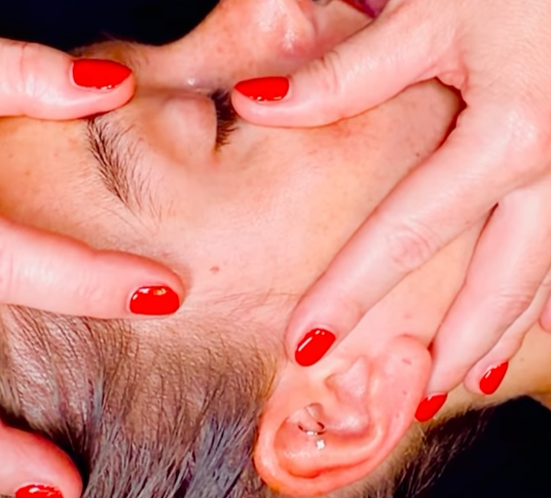 Sculptural Face, Neck & Décolleté Massage